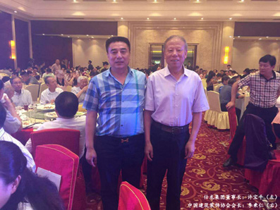 仕龍集團(tuán)董事長:許寶平(左)中國建筑裝飾協(xié)會(huì)會(huì)長:李秉仁(右) 仕龍集團(tuán)董事長:許寶平(左)中國建筑裝飾協(xié)會(huì)會(huì)長:李秉仁(右)