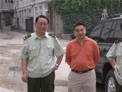許寶平董事長(zhǎng)和中將常躍合影