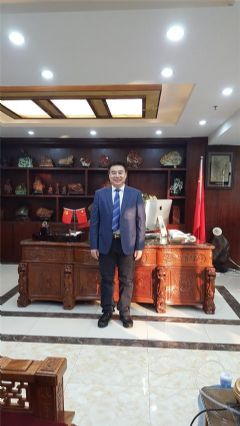 許寶平董事長在辦公室向仕龍集團(tuán)同事們新年致辭