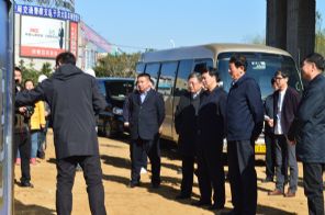 許寶平董事長(zhǎng)與市長(zhǎng)潘利國(guó)一起視察工地