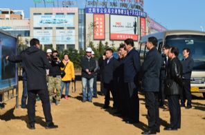 許寶平董事長(zhǎng)與市長(zhǎng)潘利國(guó)一起視察工地