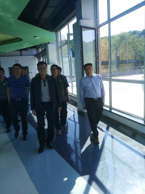 董事長(zhǎng)與副市長(zhǎng)張景輝一起視察熊貓館工地