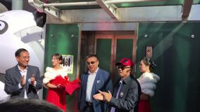 仕龍集團(tuán)董事長(zhǎng)許寶平與沈陽(yáng)副市長(zhǎng)合影