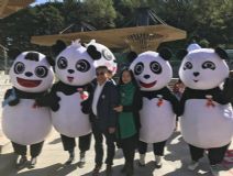 仕龍集團(tuán)董事長(zhǎng)許寶平攜夫人受邀參加棋盤山熊貓館開(kāi)館儀式