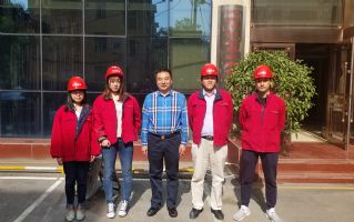 仕龍集團(tuán)董事長(zhǎng)許寶平與企業(yè)員工合影