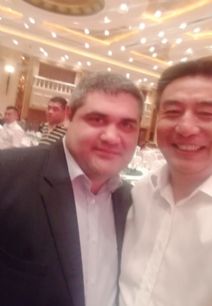 仕龍集團(tuán)董事長(zhǎng)許寶平參加第十屆APEC中小企業(yè)技術(shù)交流暨展覽會(huì)與國(guó)外友人合影