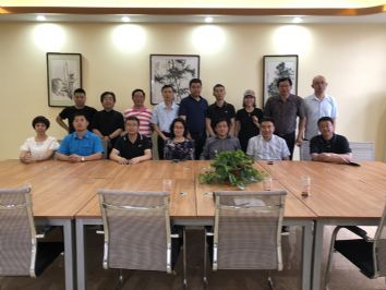 仕龍集團(tuán)董事長(zhǎng)許寶平與沈陽(yáng)市僑商俱樂(lè)部成員合影