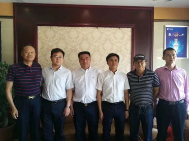 仕龍集團(tuán)董事長許寶平與家鄉(xiāng)政商朋友合影