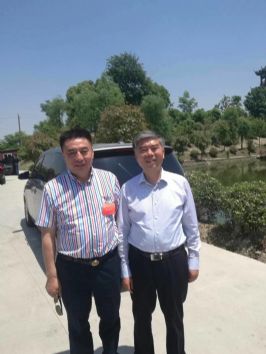 仕龍集團(tuán)董事長許寶平與泰州副市長陳明冠合影