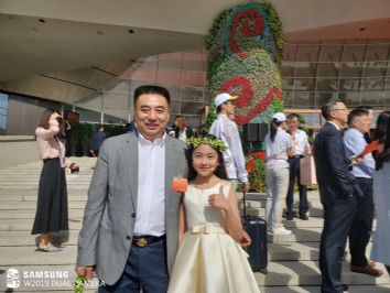 仕龍集團(tuán)董事長許寶平與茉莉花合影