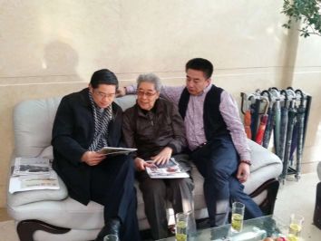 仕龍集團(tuán)董事長許寶平與家鄉(xiāng)政商朋友合影