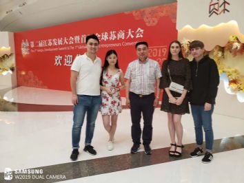仕龍集團董事長許寶平與家鄉(xiāng)政商朋友合影