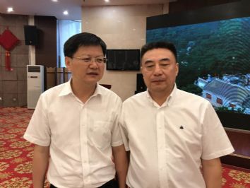 仕龍集團董事長許寶平與鞍山市委副書記、市長余功斌合影