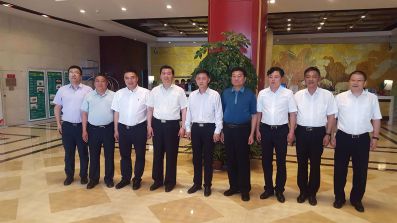 許寶平與沈撫新區(qū)領(lǐng)導(dǎo)于揚福一行在泰州市委常委、泰州醫(yī)藥高新區(qū)黨工委書記張小兵等主任副主任的陪同下參觀泰州醫(yī)藥高新區(qū)