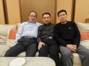仕龍集團(tuán)董事長同中醫(yī)廣播電視臺(tái)遼寧站長孫松濤、吉林站長裴奔合影