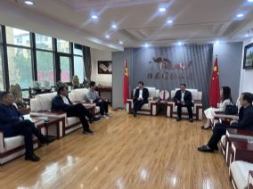 董事長(zhǎng)在集團(tuán)會(huì)見中國(guó)生態(tài)研究院院長(zhǎng)趙江一行