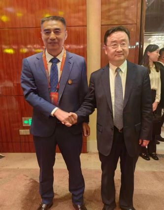 董事長(zhǎng)許寶平與沈陽(yáng)市市委書記王新偉合影