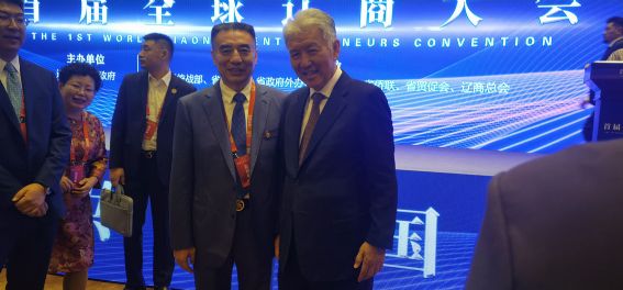 仕龍集團(tuán)董事長(zhǎng)許寶平與遼商總會(huì)會(huì)長(zhǎng)、東軟集團(tuán)集團(tuán)董事長(zhǎng)劉積仁合影